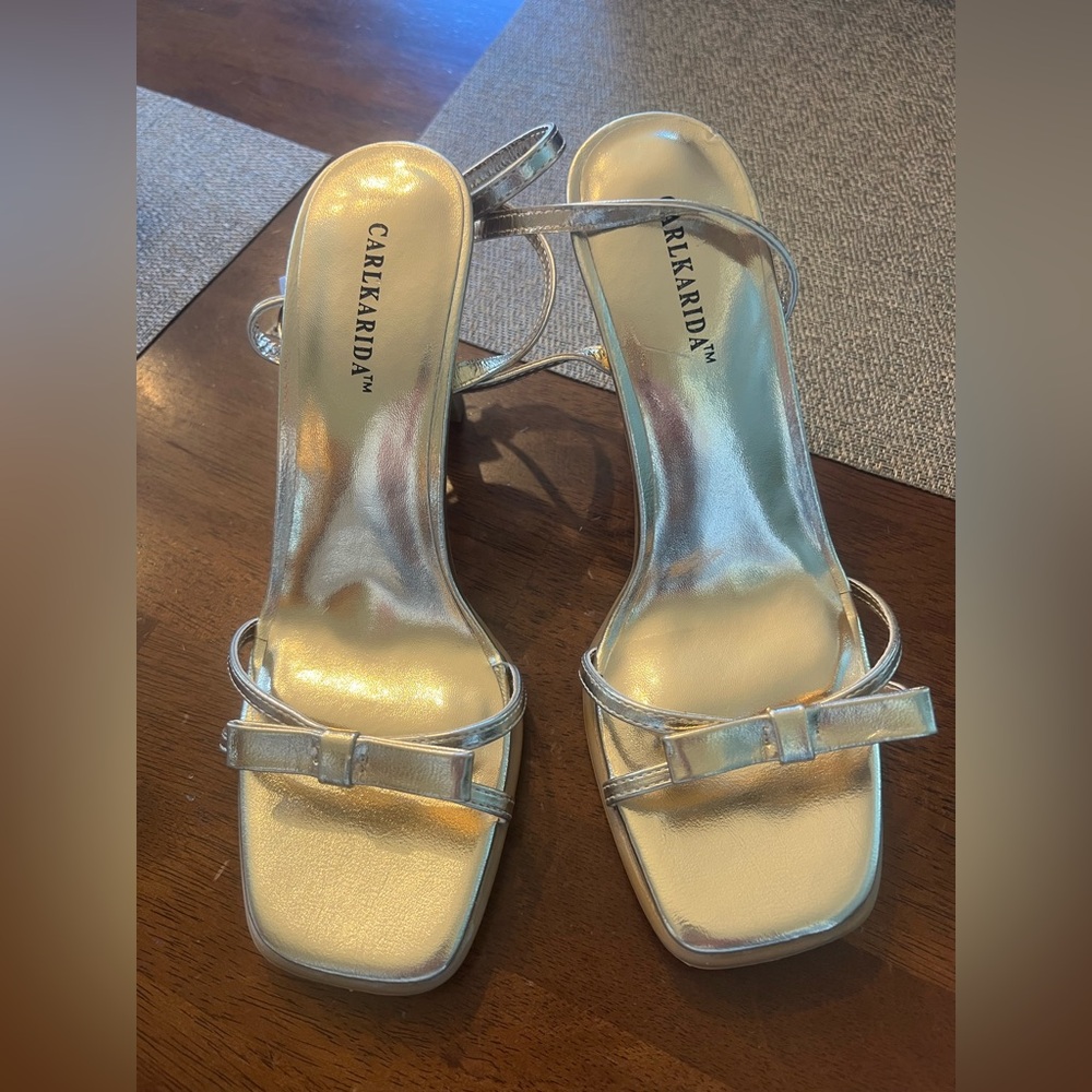 Gold 2 1/2 inch heels‎